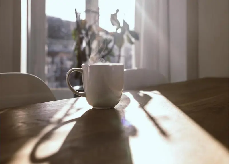 Kopje warme koffie in zacht ochtendlicht, sfeerbeeld voor een persoonlijke kennismaking